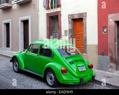 Grüne Volkswagen Bug in San Miguel, Mexiko. Stockfoto