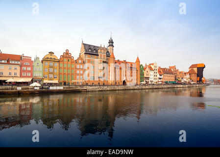 GDANSK, Polen - 22. Oktober 2014: Die klassische Ansicht von Danzig mit Gebäude im hanseatischen Stil spiegelt sich in den Fluss Mottlau. Stockfoto