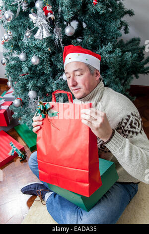 Man bereitet das Weihnachtsgeschenk Stockfoto