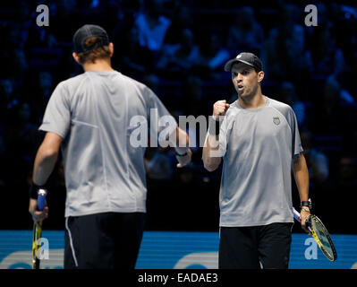 London, UK. 12. November 2014. Die Bryan Brüder Bob und Mike feiern nach dem Sieg über Jean-Julien Rojet und Horia Tecau im Tag 4 Barclays ATP World Tour Finals von der O2 Arena. Bildnachweis: Aktion Plus Sport/Alamy Live-Nachrichten Stockfoto