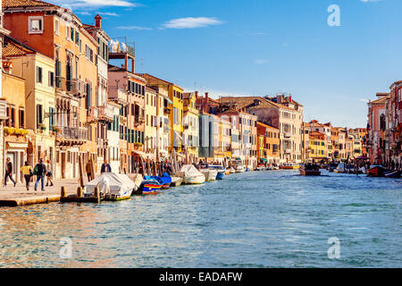 Venedig, Italien - 26. Oktober 2014: historischer Bezirk von venezianischen Ghetto auf Cannaregio Canal. Stockfoto