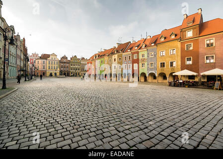 Posen, Polen - 24. Oktober 2014: Malerische Reihenhäuser auf dem alten Marktplatz in Poznan, Polen Stockfoto