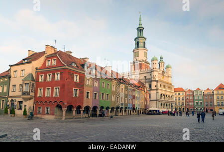 Posen, Polen - 24. Oktober 2014: Bunte alte Bürgerhäuser und alten Rathaus in Old Market Square, Poznan, Polen Stockfoto