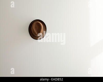 einsamer braune Cord-Hut auf weiße Wand. Stockfoto
