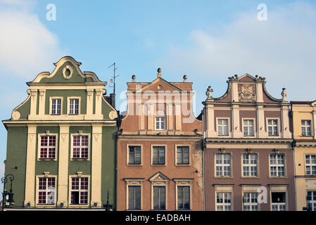 Posen, Polen - 24. Oktober 2014: Renoviert Kaufleute Reihenhäuser auf dem alten Marktplatz in Poznan, Polen Stockfoto