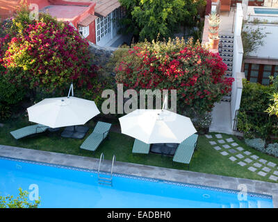 Hotel Swimmingpool und Garten mit Sonnenschirmen und Liegestühlen chaise Stockfoto