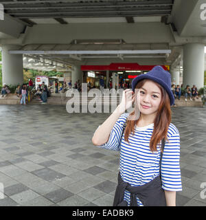 Ziemlich Chinesin außerhalb MRT u-Bahn-Station in Taipeh Stockfoto