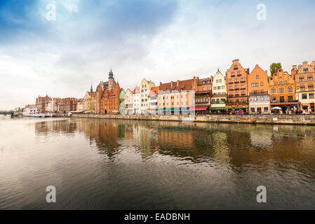 GDANSK, Polen - 22. Oktober 2014: Die klassische Ansicht von Danzig mit Gebäude im hanseatischen Stil spiegelt sich in den Fluss Mottlau. Stockfoto