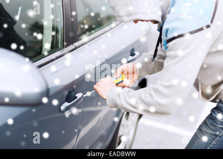 Dieb bricht Auto Lock mit Schraubendreher Stockfoto