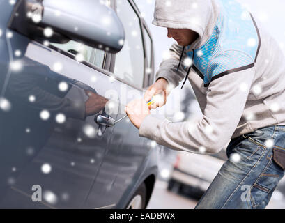 Dieb bricht Auto Lock mit Schraubendreher Stockfoto