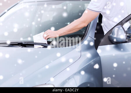 Nahaufnahme von Mann mit Parkschein auf Auto Stockfoto