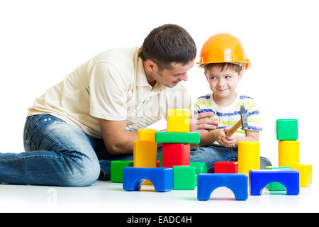 Kid Boy und Vater spielen Bauherren Stockfoto