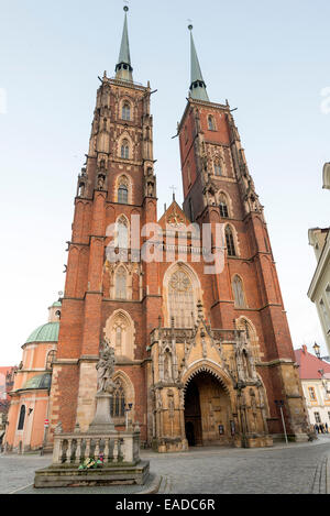 WROCLAW, Polen - 24. Oktober 2014: Breslauer Dom im ältesten Stadtteil von Ostrow Tumski Stockfoto