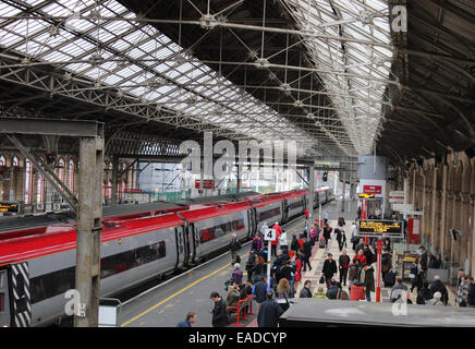 Natives Pendolino elektrischen Zug auf Gleis 4 in Preston mit einem Service nach London Euston auf der West Coast Main Line (WCML) Stockfoto