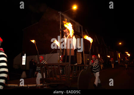 Bonfire Night Lewes, Sussex, 2014. Cliffe Gesellschaft Parade mit Guy Fawkes Bildnis und brennende Fackeln Stockfoto
