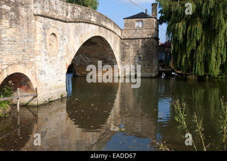 Historische Steinbrücke überqueren Themse bei Lechlade auf Themse, Gloucestershire, England, UK Stockfoto