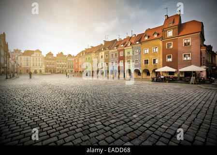 Posen, Polen - 24. Oktober 2014: Malerische Reihenhäuser auf dem alten Marktplatz in Poznan, Polen Stockfoto