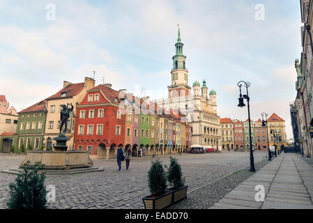 Posen, Polen - 24. Oktober 2014: Bunte alte Bürgerhäuser und alten Rathaus in Old Market Square, Poznan, Polen Stockfoto