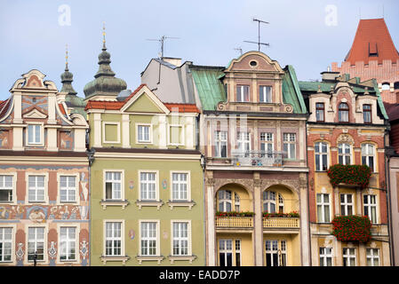 Posen, Polen - 24. Oktober 2014: Renoviert Kaufleute Reihenhäuser auf dem alten Marktplatz in Poznan, Polen Stockfoto