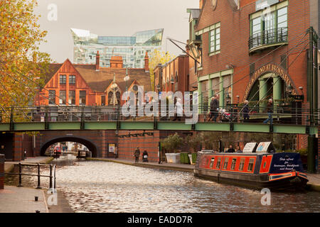 Birmingham Kanal, Brindley Place, Westside, an einem sonnigen Herbstabend, Birmingham UK Stockfoto