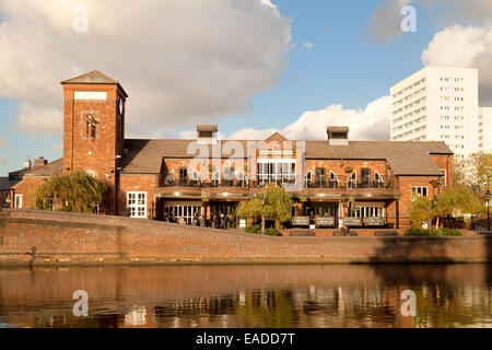 Die Mälzerei-Pub-Restaurant in den frühen Abendstunden, Birmingham Kanal, Birmingham UK Stockfoto