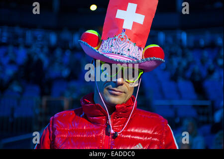 O2 Arena, London, UK. 12. November 2014. Barclays ATP round Robin-Match Singles Spieler Novak Djokovic (SRB) gegen Stanislas WAWRINKA (SUI). Ein buntes Wawrinka Fan kommt für die Abend-Spiele. Bildnachweis: Malcolm Park Leitartikel/Alamy Live-Nachrichten Stockfoto