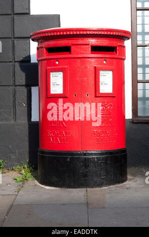 Große rote traditionelle Royal Mail Säule Box mit zwei Buchstaben Feld Öffnungen, Royal Wootton Bassett, Wiltshire, England, UK Stockfoto