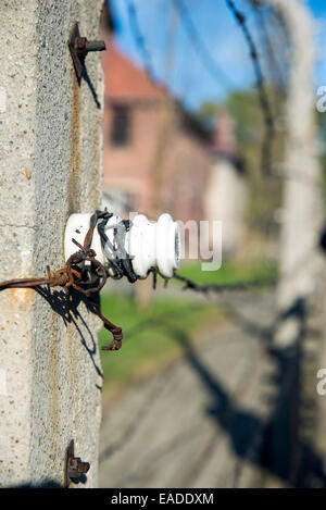 AUSCHWITZ, Polen - 25. Oktober 2014: Warnzeichen vor einem Elektrozaun im KZ Auschwitz Stockfoto