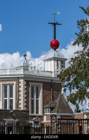 Ein Zeitball sitzt auf der Octagon Room at The Royal Observatory, Greenwich, London. Stockfoto