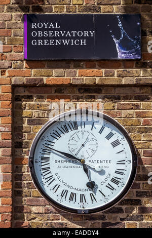 Die Shepherd Gate Clock ist die Uhr montiert an der Wand vor dem Tor des Royal Greenwich Observatory Gebäude in London. Stockfoto