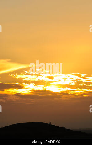 Herrlichen goldenen Sonnenuntergang über Ivinghoe Hügel gesehen von Dunstable Downs, Bedfordshire, England Stockfoto