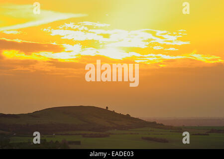 Herrlichen goldenen Sonnenuntergang über Ivinghoe Hügel gesehen von Dunstable Downs, Bedfordshire, England Stockfoto