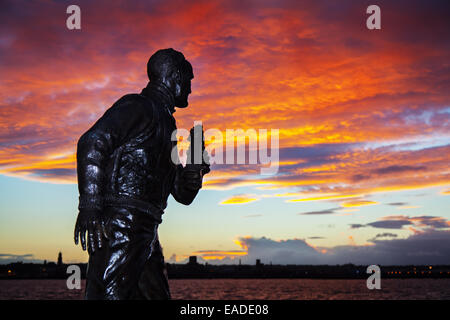 2. Weltkrieg, 2. Weltkrieg, 2. Weltkrieg, 2. Weltkrieg, Silhouette Statue in Liverpool, Merseyside, UK 12. November 2014. Wetter in Großbritannien. "Beim Sonnenuntergang und am Morgen werden Wir uns ihrer erinnern." Captain Walker Memorial, Pierhead, Liverpool, Captain F J Walker CB DSO*** RN befehligte die 36. Escort und 2. Support Groups mit Sitz in Liverpool, Er war Vorreiter für hocheffektive Anti-U-Boot-Taktiken und sank mehr U-Boote als jeder andere britische oder alliierte Kommandant. Er starb 1944, nachdem er mit dem Distinguished Service Order nicht weniger als vier Mal. Stockfoto