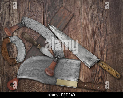 verblasste Farben, wenn ein Vintage Küchenmesser und Schärfen von Werkzeugen Collage über alten Holztisch Platz für Ihren text Stockfoto
