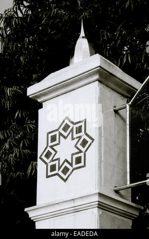 Islamische Symbolik außerhalb der Istiqlal Mosque in Jakarta auf Java in Indonesien in Südostasien im Fernen Osten. Kunst muslimischen Reisen Stockfoto