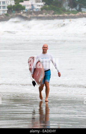 Mann mit Paddle Board Surf am oberen Cheung Sha Strand befindet sich auf Lantau Insel Hong Kong China entlang Stockfoto