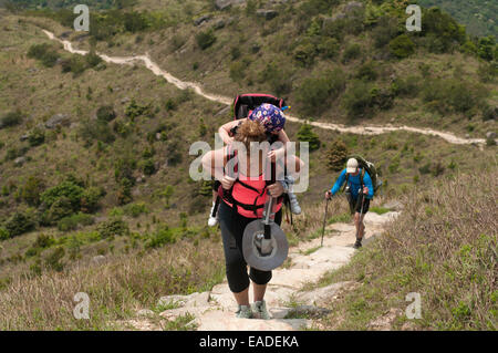 Wanderer zu Fuß der steilen Pfaden des Sunset Peak, Tai Tung-Shan, befindet sich auf Lantau Insel Hong Kong China Stockfoto