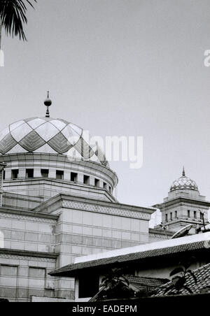 Die moderne Architektur der Islamischen Baitul Ihsan Moschee in Jakarta auf Java in Indonesien in Südostasien im Fernen Osten. Muslimischen Islam Reisen Stockfoto