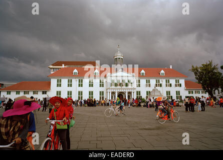 Stürmischen Himmel über Jakarta History Museum in Fatahillah Square in Jakarta auf Java in Indonesien in Südostasien im Fernen Osten. Tourismus touristische Site Reisen Stockfoto