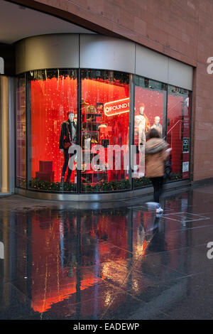 Liverpool, Merseyside, Großbritannien 12. November 2014. Debenhams startet 25 % Rabatt auf die „Everything Christmas“-Verkaufskampagne. Das im Geschäftsviertel der Lord Street in Liverpool gelegene Einzelhandelsgeschäft ist eines der ersten in der Stadt, das seine Fenster mit einem Weihnachtsthema dekoriert hat, das..... Die Perfekte Festliche Wintergarderobe. Gefunden! Liverpools Geschäftsviertel, Stockfoto