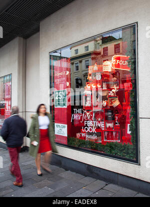 Liverpool, Merseyside, Großbritannien 12. November 2014. Debenhams startet 25 % Rabatt auf die „Everything Christmas“-Verkaufskampagne. Das im Geschäftsviertel der Lord Street in Liverpool gelegene Einzelhandelsgeschäft ist eines der ersten in der Stadt, das seine Fenster mit einem Weihnachtsthema dekoriert hat, das..... Die Perfekte Festliche Wintergarderobe. Gefunden! Liverpools Geschäftsviertel, Stockfoto