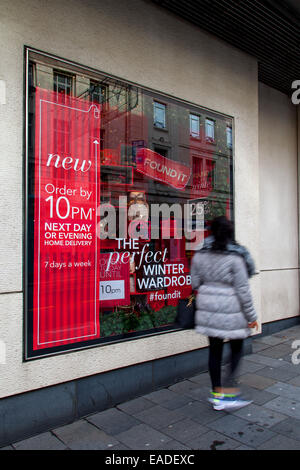 Liverpool, Merseyside, Großbritannien 12. November 2014. Debenhams startet 25 % Rabatt auf die „Everything Christmas“-Verkaufskampagne. Das im Geschäftsviertel der Lord Street in Liverpool gelegene Einzelhandelsgeschäft ist eines der ersten in der Stadt, das seine Fenster mit einem Weihnachtsthema dekoriert hat, das..... Die Perfekte Festliche Wintergarderobe. Gefunden! Liverpools Geschäftsviertel, Stockfoto