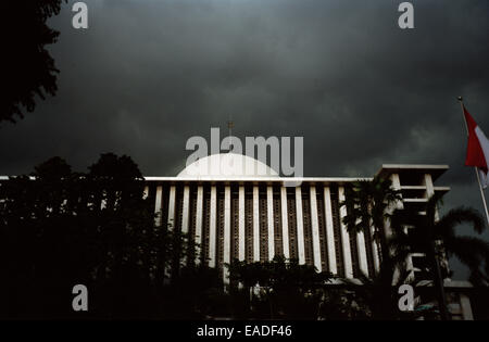 Die moderne Architektur des brutalist Istiqlal National Mosque Gebäude in Jakarta auf Java in Indonesien in Südostasien im Fernen Osten. Islam Brutalismus Stockfoto