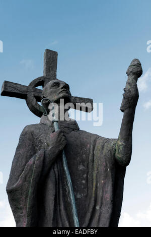 Die Statue von St. Cuthbert auf Lindisfarne Priory auf Holy Island, Northumbria, England. Stockfoto