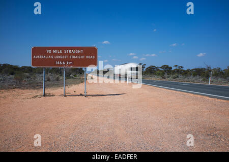 Die 90-Meile gerade "der Eyre Highway über die Nullarbor-Ebene in Australien zeigt die Geschwindigkeit von einem herannahenden LKW Stockfoto