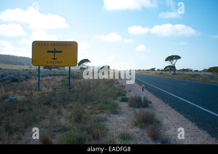 Royal Flying Doctor Service (RFDS) Notfall Landebahn auf die Nullarbor Plain, South Australia Stockfoto