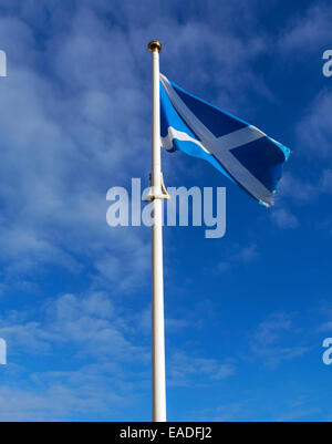 Das Andreaskreuz oder schottische Andreaskreuz Flagge weht im Wind vor blauem Himmel. Stockfoto