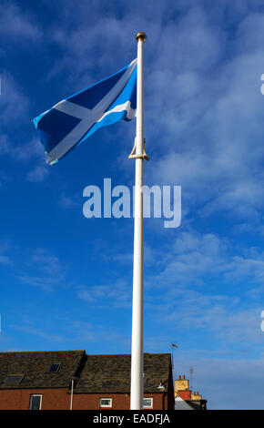 Das Andreaskreuz oder schottische Andreaskreuz Flagge weht im Wind vor blauem Himmel. Stockfoto