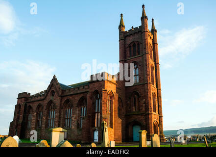 Späten Nachmittag Sonne auf Dunbar Pfarrkirche in lokalen roten Sandstein gebaut. Stockfoto