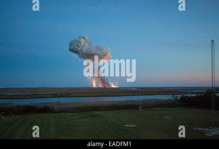 Die Orbital Sciences Corporation Antares-Rakete mit dem Cygnus Raumschiff an Bord, leidet eine katastrophale Anomalie explodierenden Momente nach dem Start von der Mid-Atlantic Regional Spaceport 28. Oktober 2014, bei der NASA Wallops Flight Facility in Virginia. Die Antares ins Leben gerufen mit dem Cygnus Raumschiff gefüllt mit über 5.000 Pfund von Lieferungen für die internationale Raumstation. Stockfoto